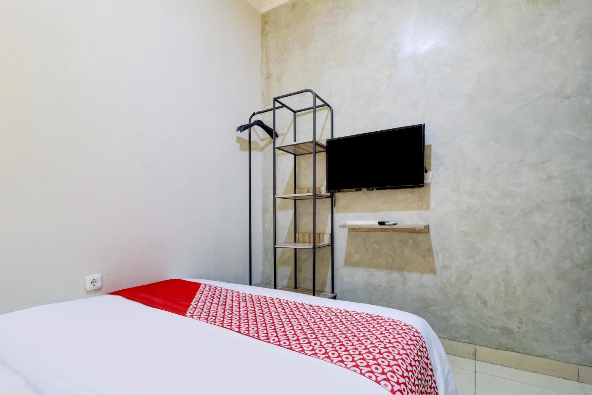 Oyo 90215 Ada Residence Telukjambe Exterior photo